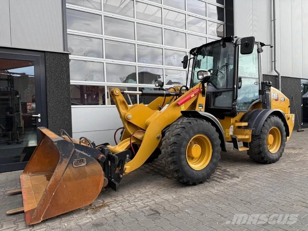 CAT 908 Iekrāvēji uz riteņiem