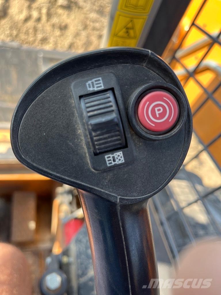 CASE SR 130 Lietoti riteņu kompaktiekrāvēji