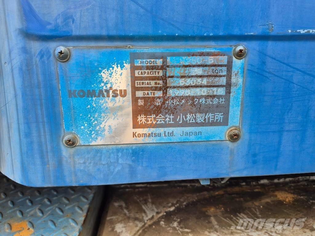 Komatsu LW 250-5 Celtņi nelīdzenām virsmām