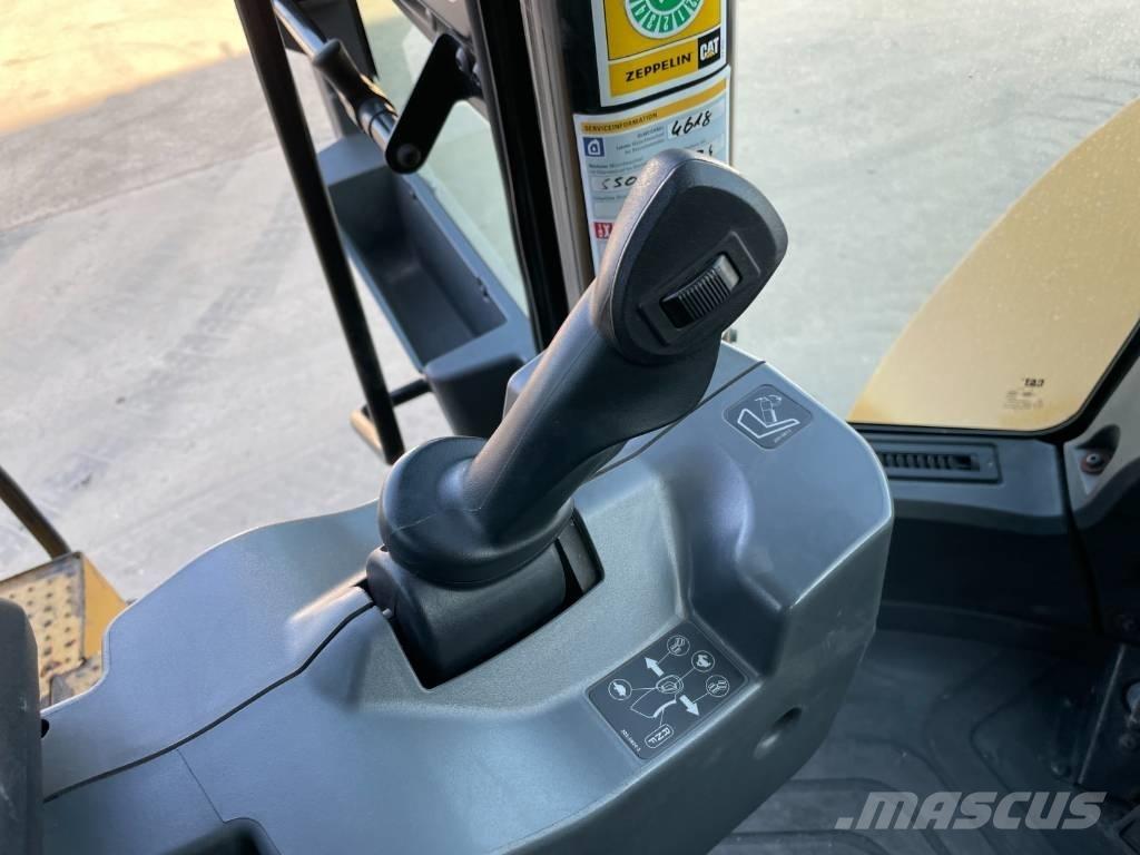 CAT 950M Iekrāvēji uz riteņiem