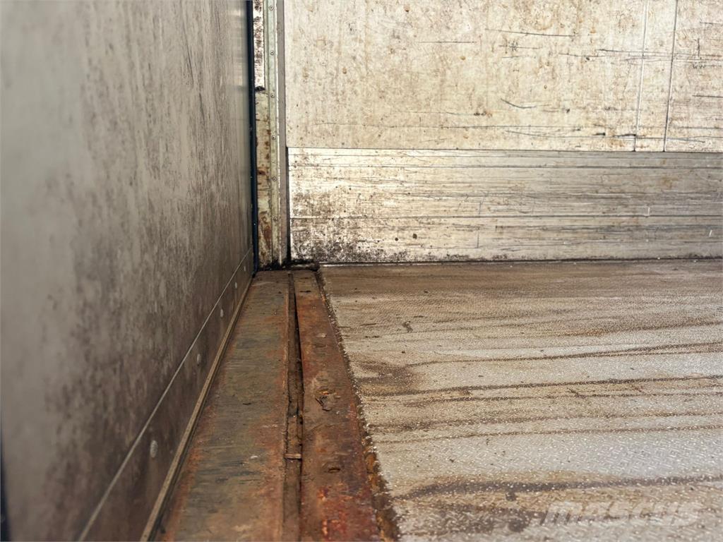 Schmitz 3aks Noslēgtās piekabes