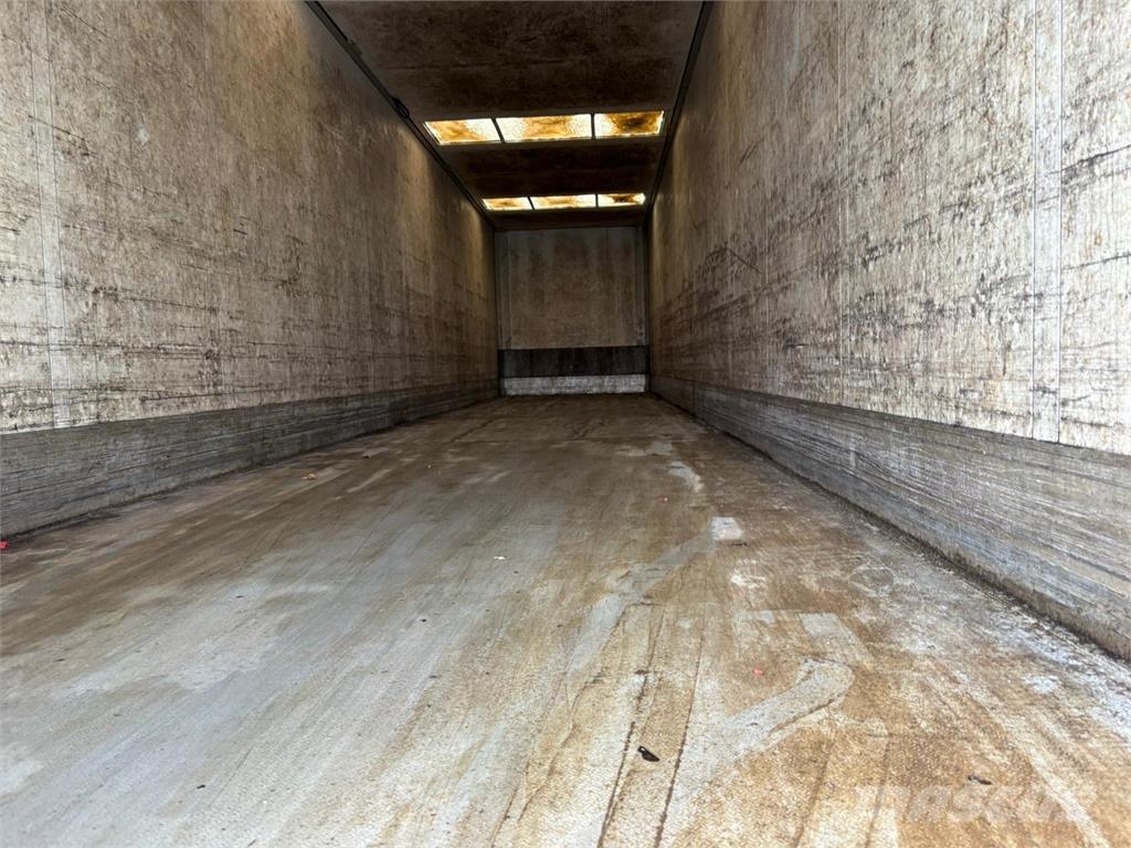 Schmitz 3aks Noslēgtās piekabes