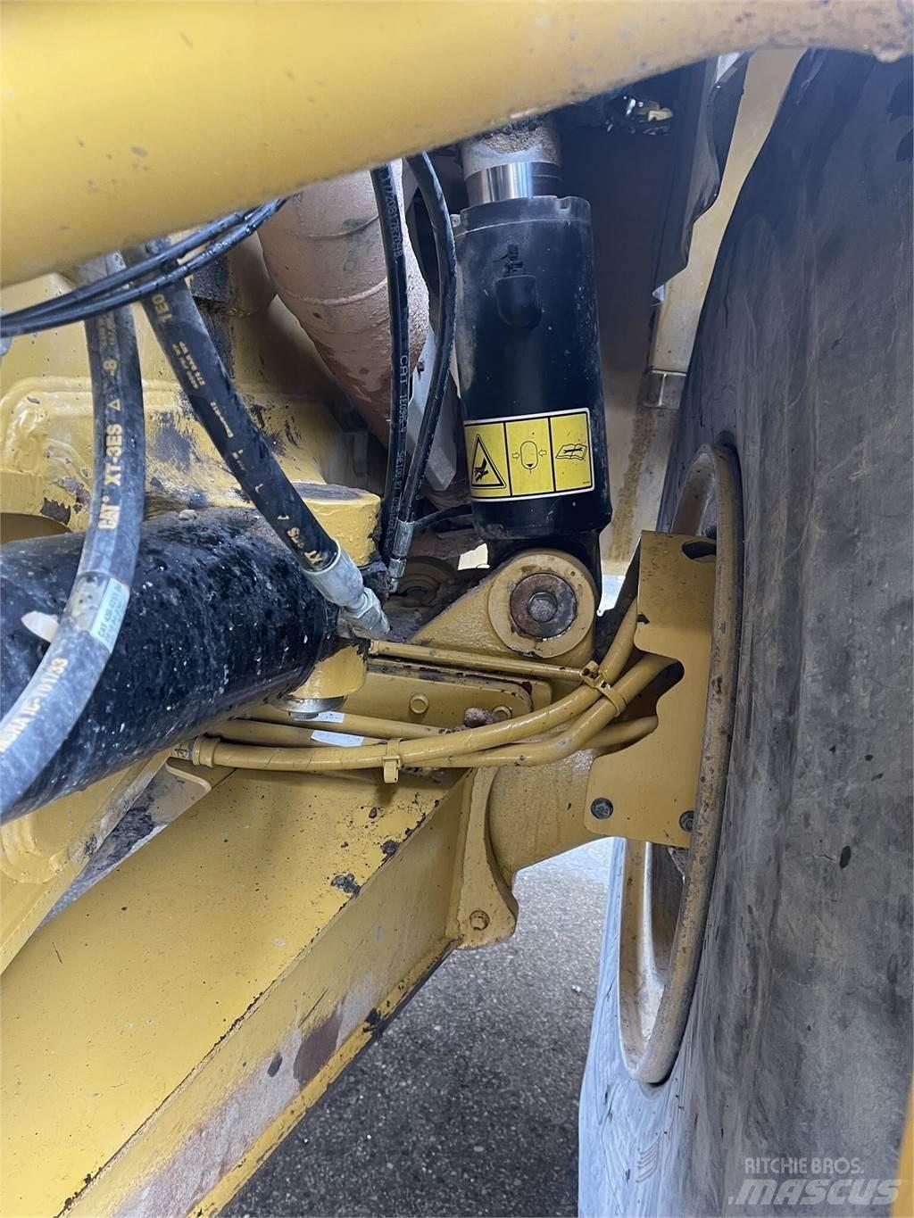 CAT 745 Artikulētie pašizgāzēji