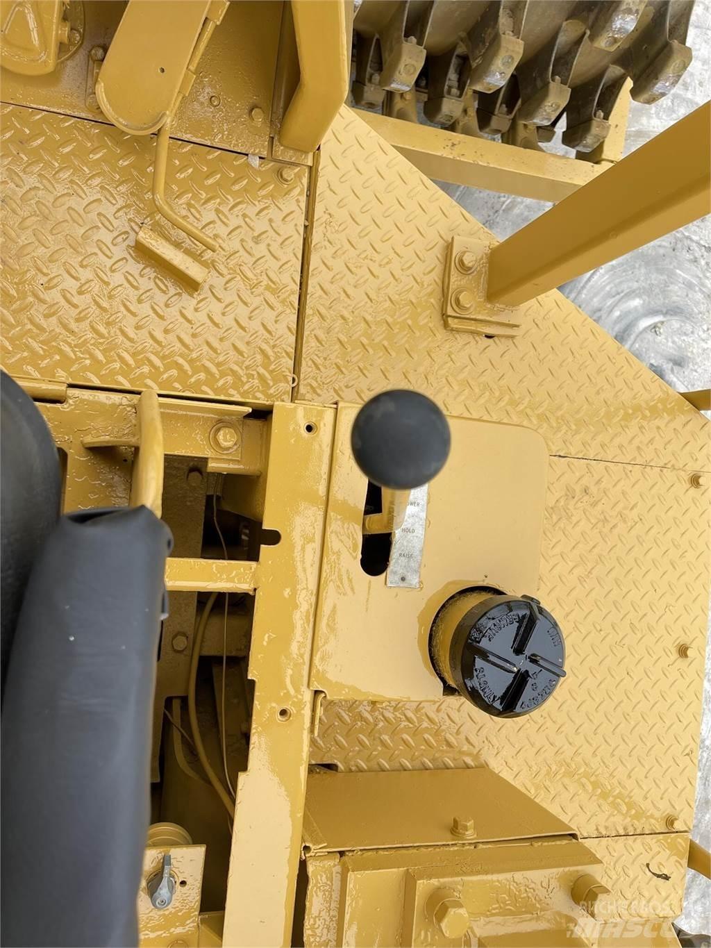 CAT 815 Atkritumu preses