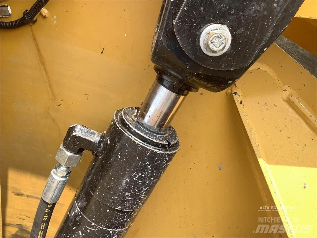 CAT 926M Iekrāvēji uz riteņiem