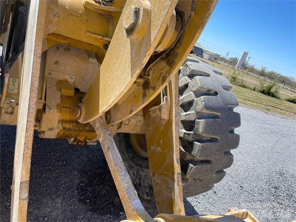 CAT 930M Iekrāvēji uz riteņiem