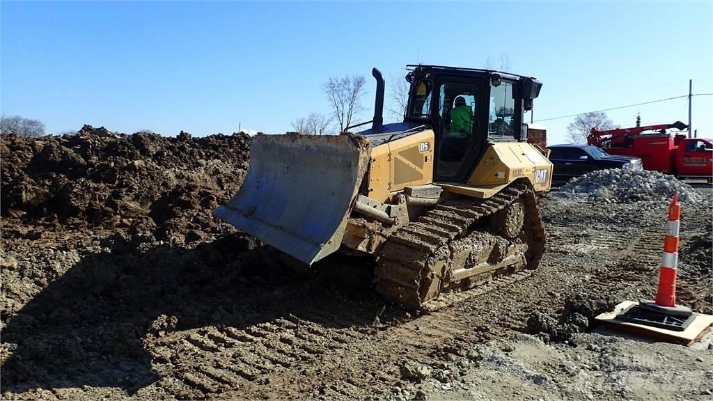 CAT D5 Kāpurķēžu buldozeri