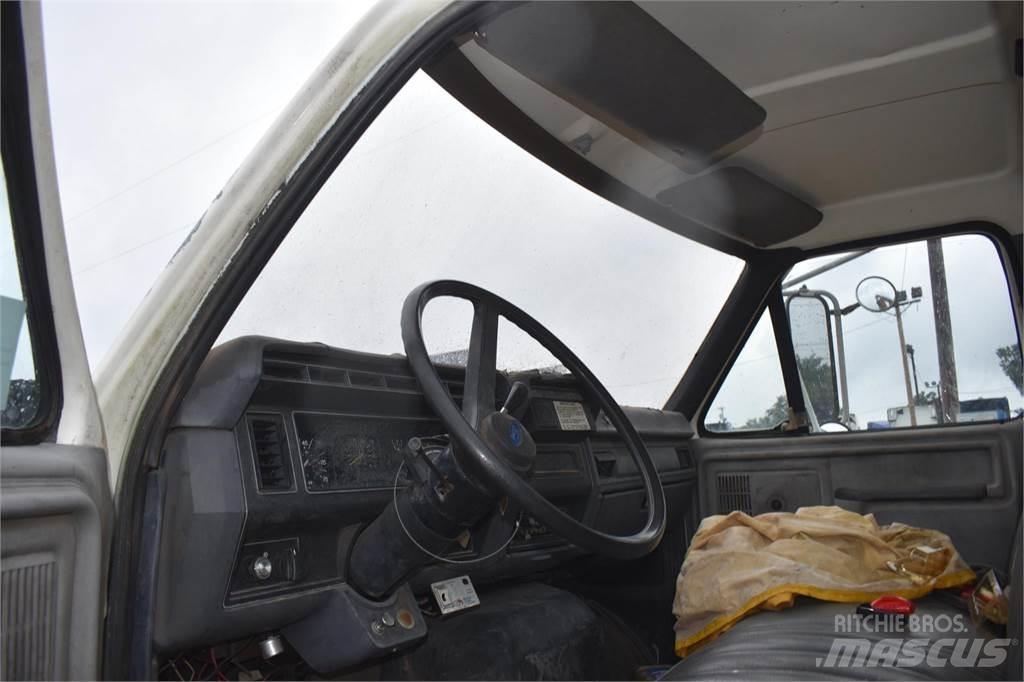 Ford F800 Smagās mašīnas ar celtni