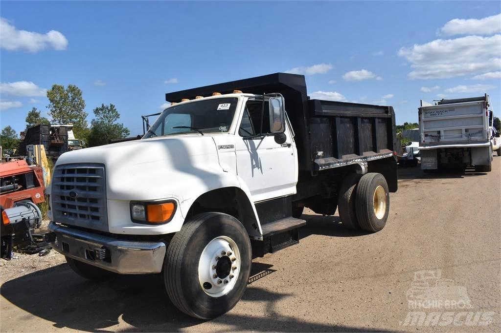 Ford F800 Pašizgāzējs