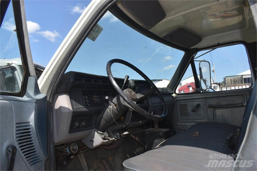 Ford F800 Pašizgāzējs
