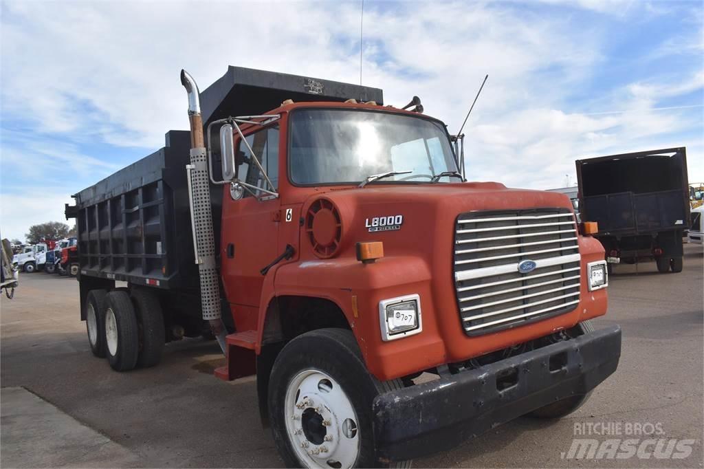 Ford L8000 Pašizgāzējs