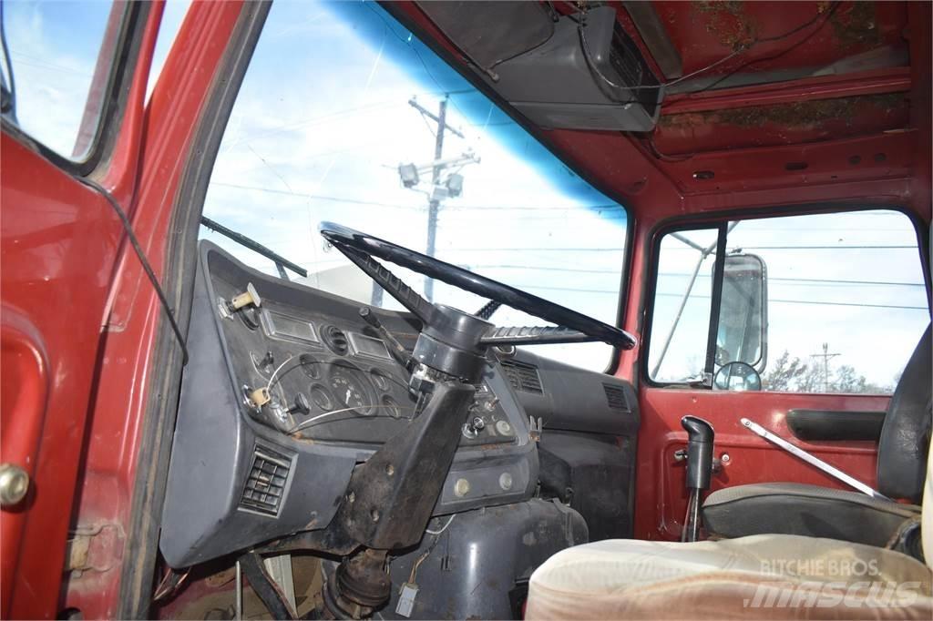 Ford L8000 Pašizgāzējs