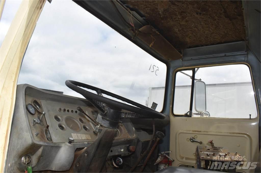 Ford L8000 Autocisterna
