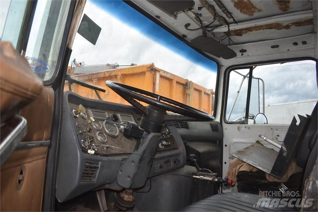 Ford L8000 Smagās mašīnas ar celtni