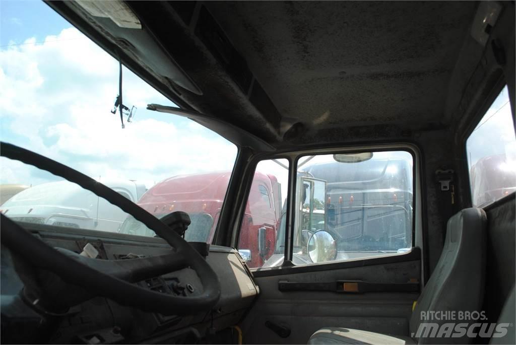 Freightliner FL70 Smagās mašīnas ar celtni