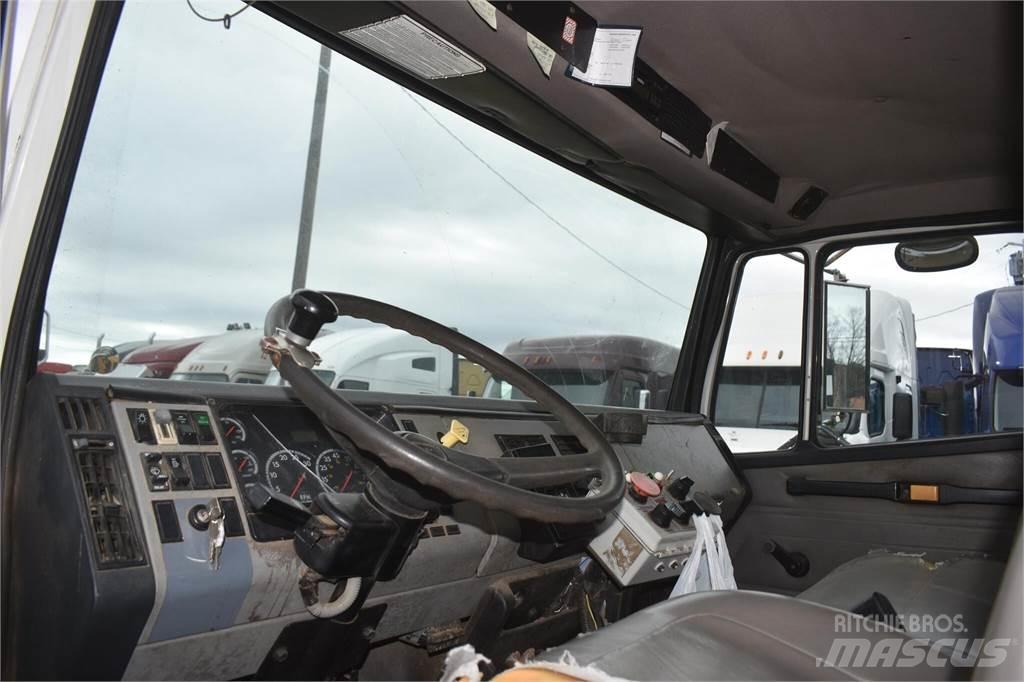 Freightliner FL70 Autocisterna