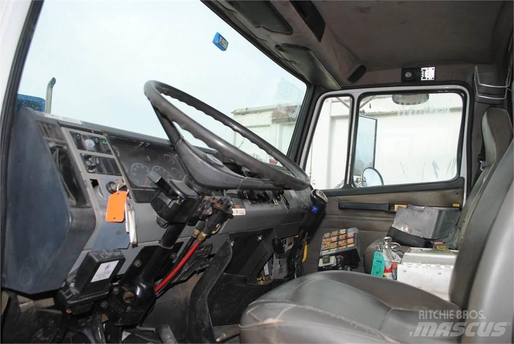 Freightliner FL80 Smagās mašīnas ar celtni