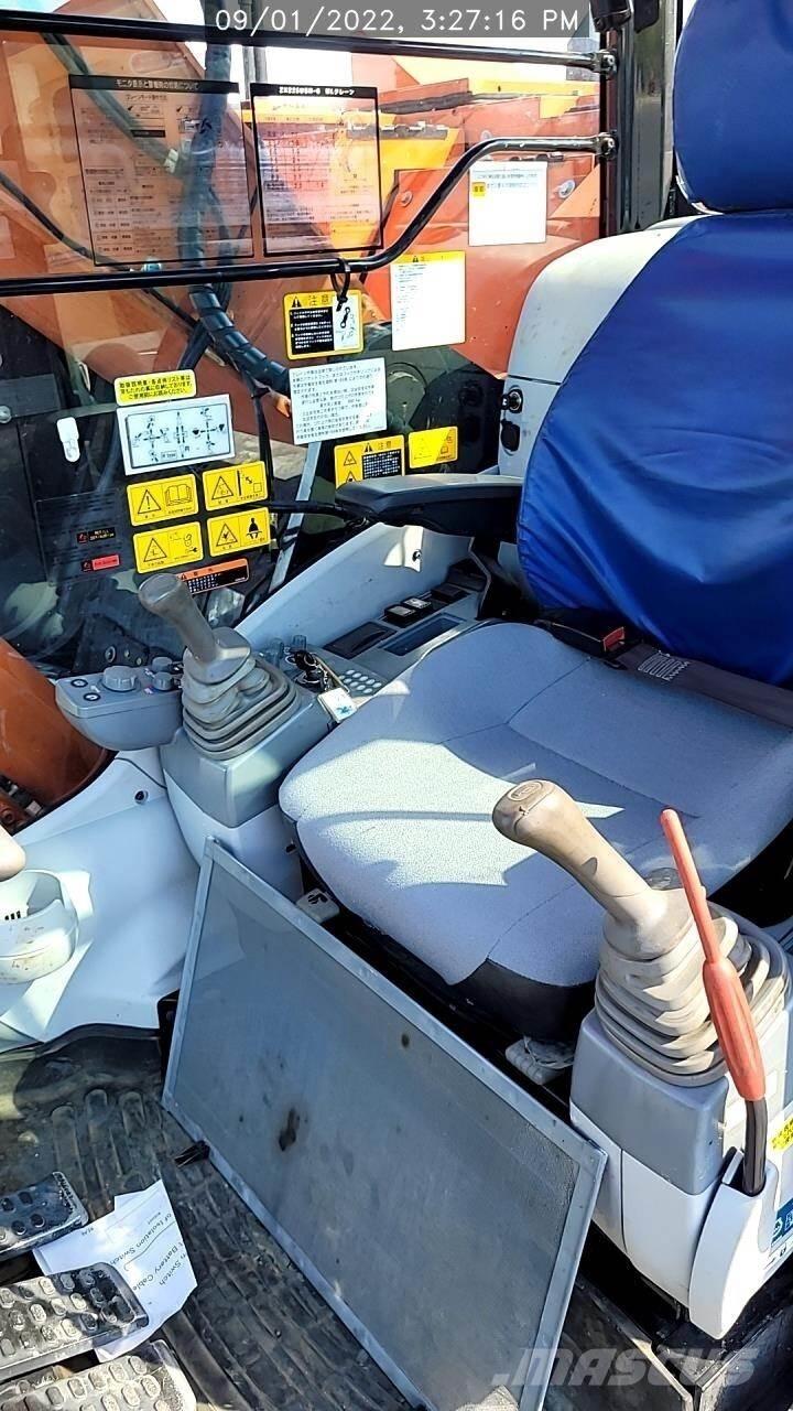 Hitachi ZX225US-6 Kāpurķēžu ekskavatori