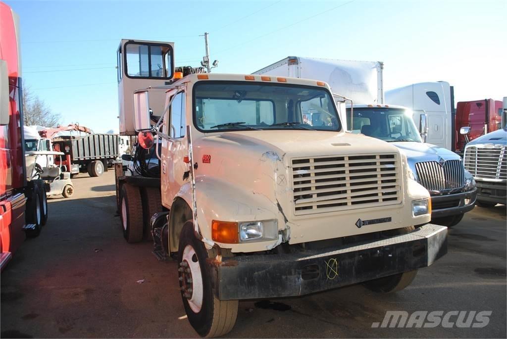 International 4700 Smagās mašīnas ar celtni
