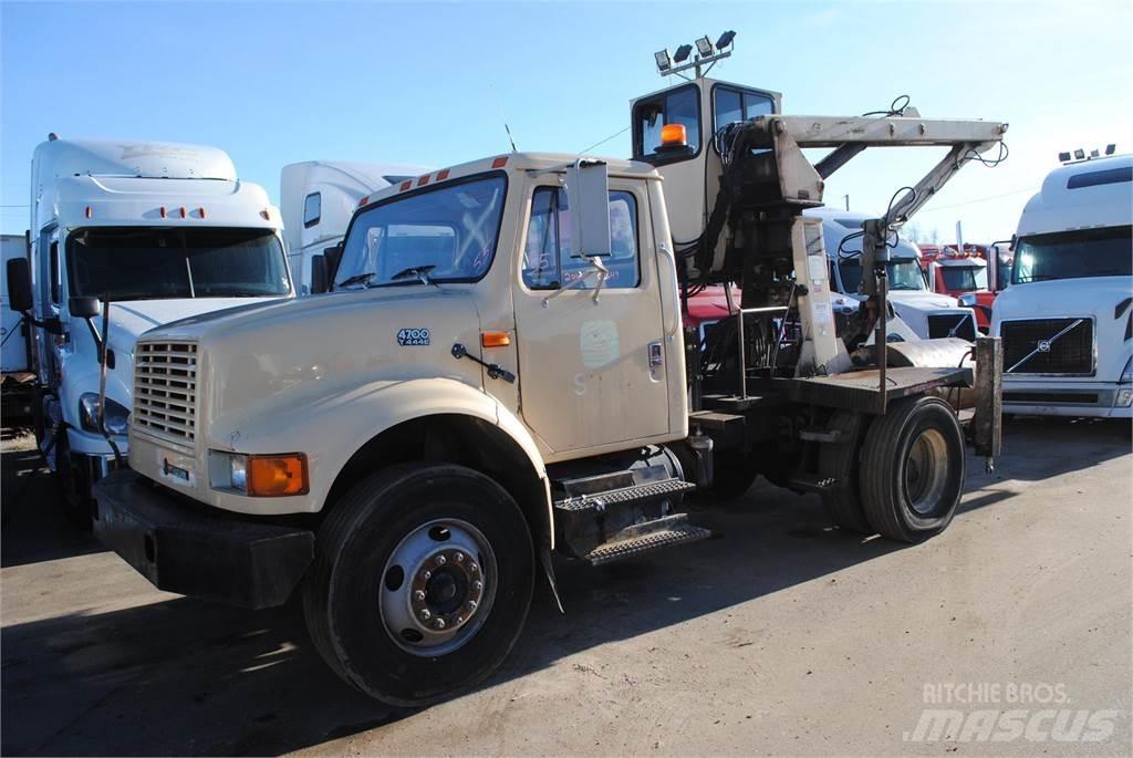 International 4700 Smagās mašīnas ar celtni