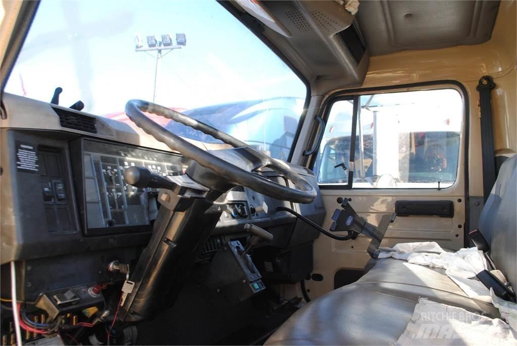 International 4700 Smagās mašīnas ar celtni