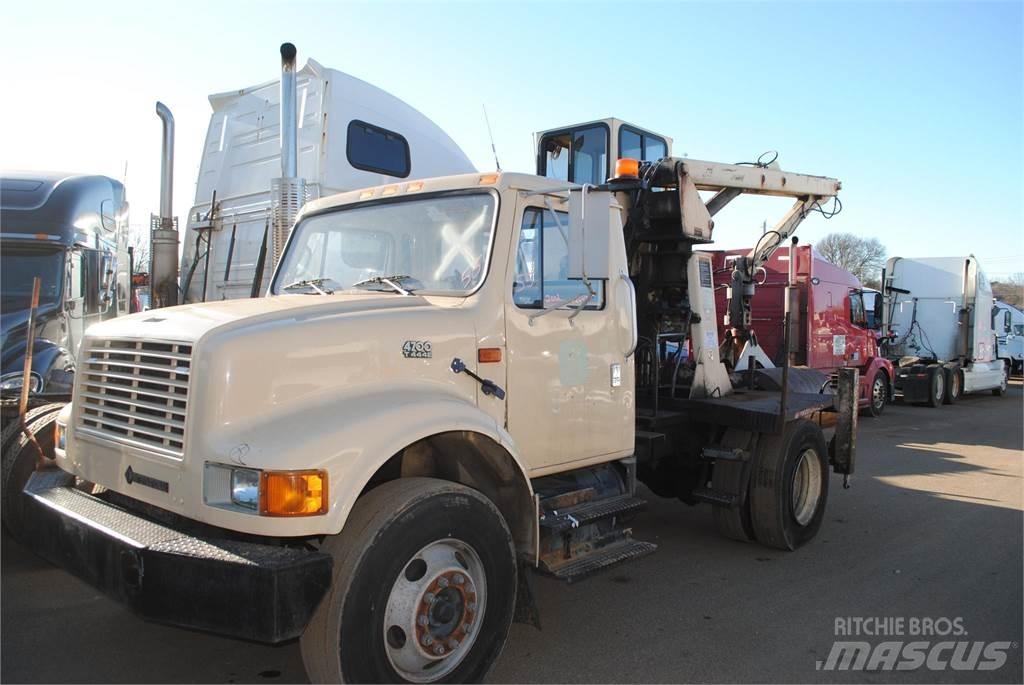 International 4700 Smagās mašīnas ar celtni