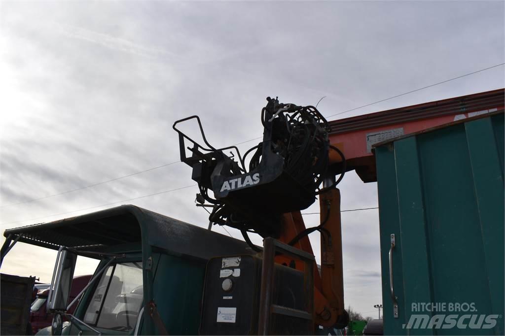 International 4700 Smagās mašīnas ar celtni