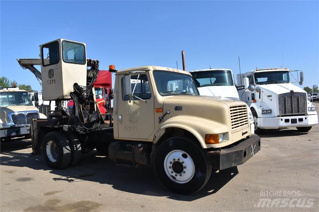 International 4700 Smagās mašīnas ar celtni