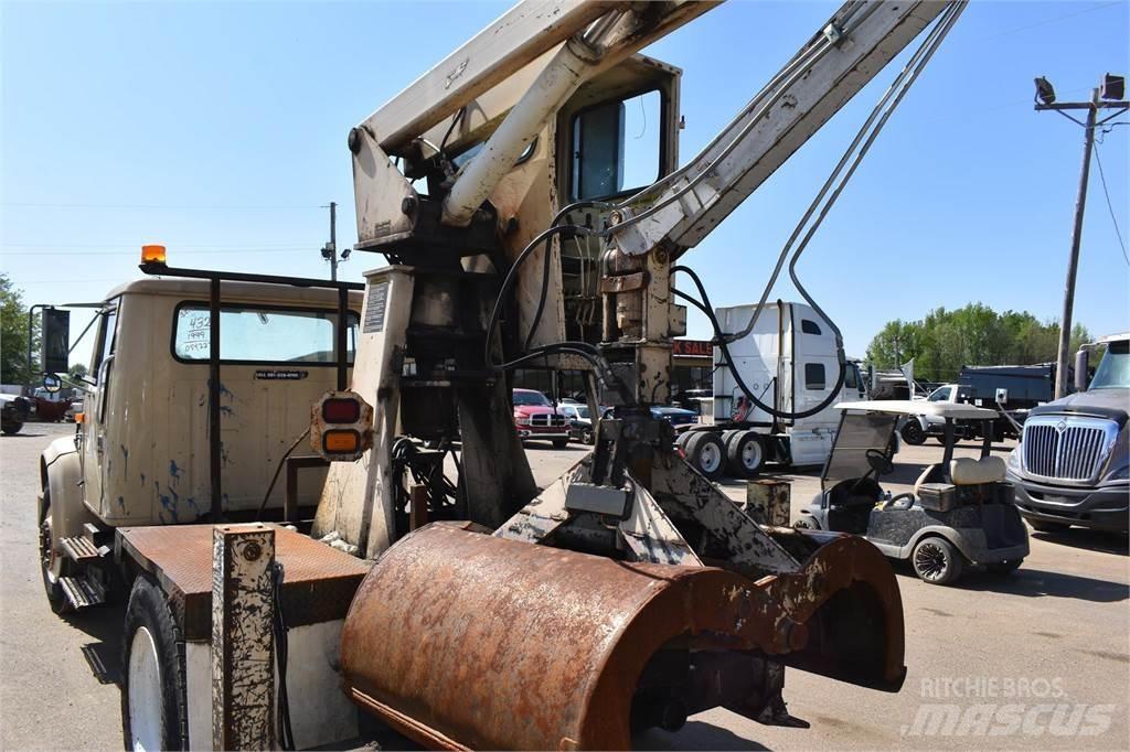 International 4700 Smagās mašīnas ar celtni