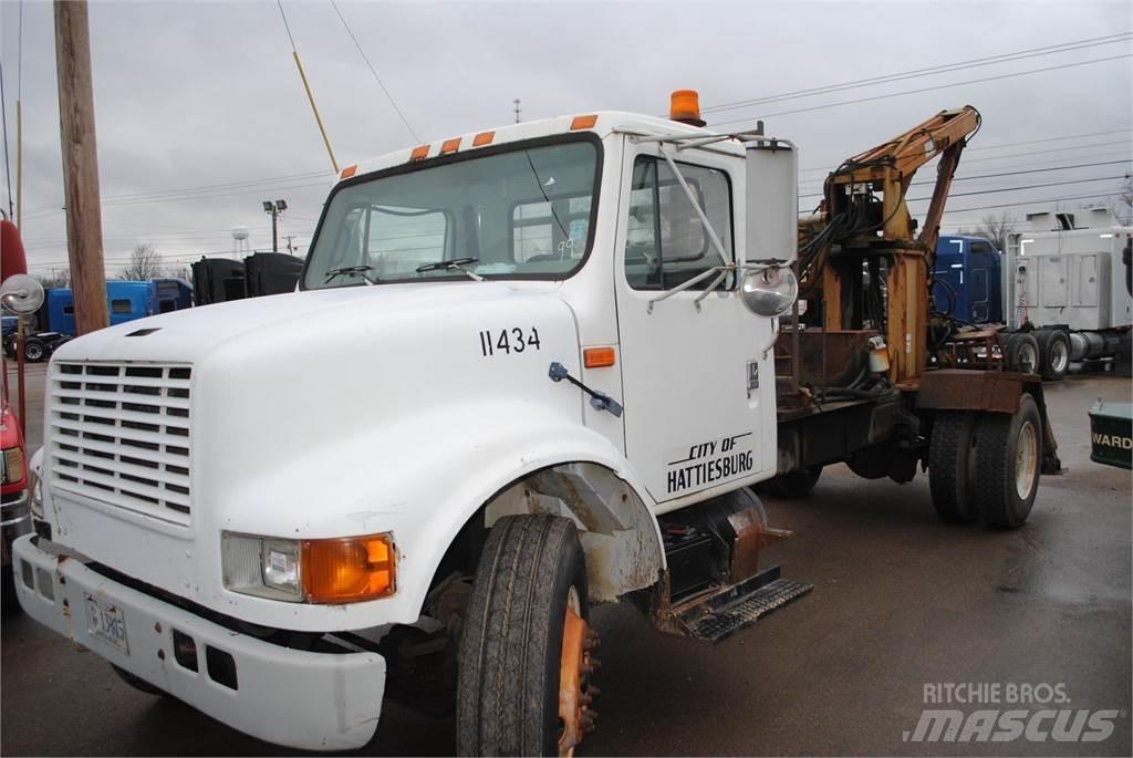 International 4700 Smagās mašīnas ar celtni