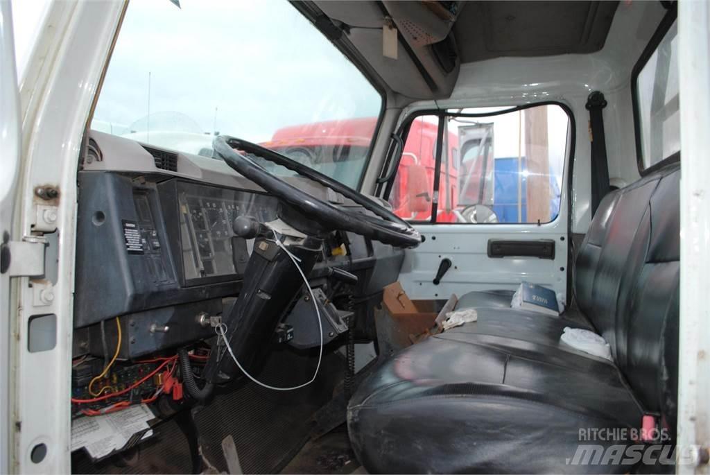 International 4700 Smagās mašīnas ar celtni