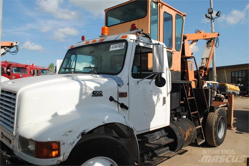 International 4700 Smagās mašīnas ar celtni