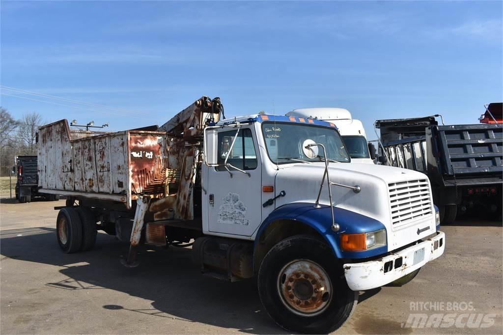 International 4900 Smagās mašīnas ar celtni