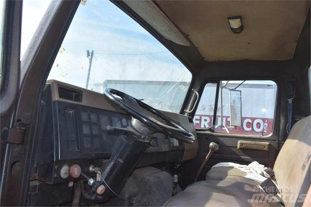 International 4900 Smagās mašīnas ar celtni