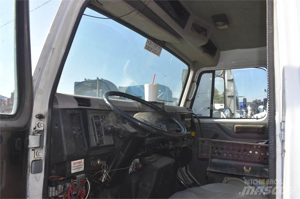 International 4900 Smagās mašīnas ar celtni