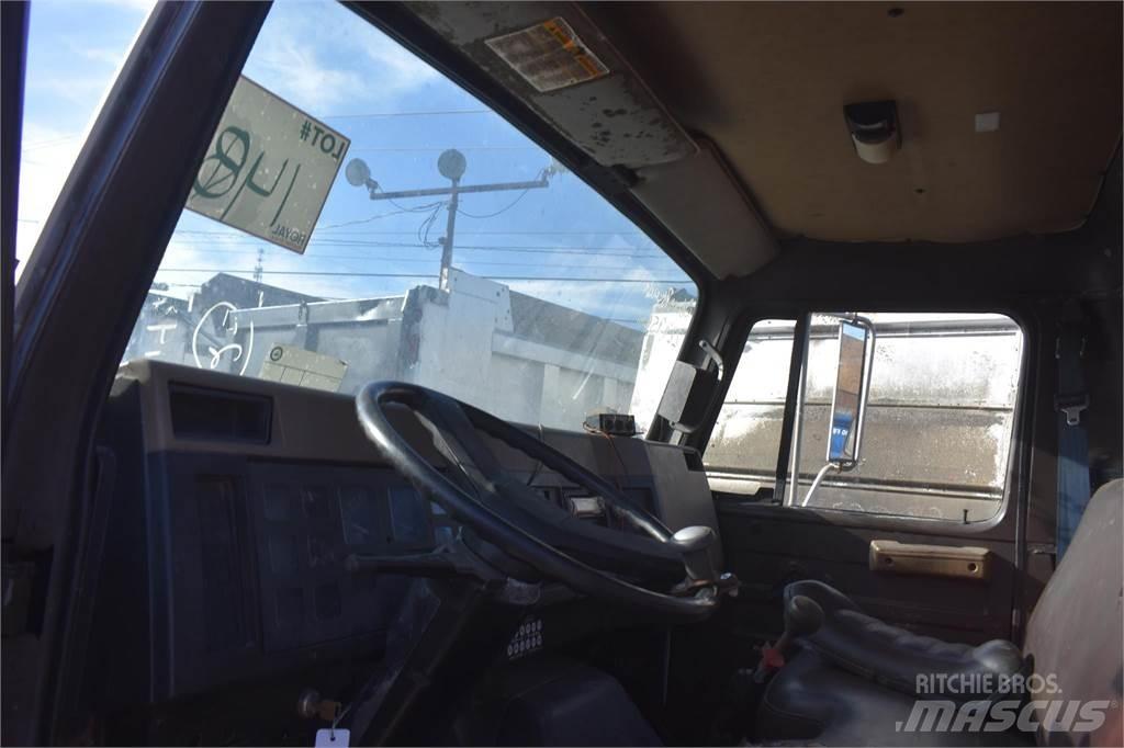 International 4900 Smagās mašīnas ar celtni