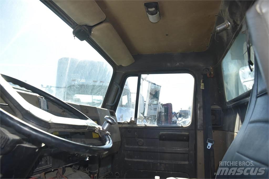 International 4900 Pašizgāzējs