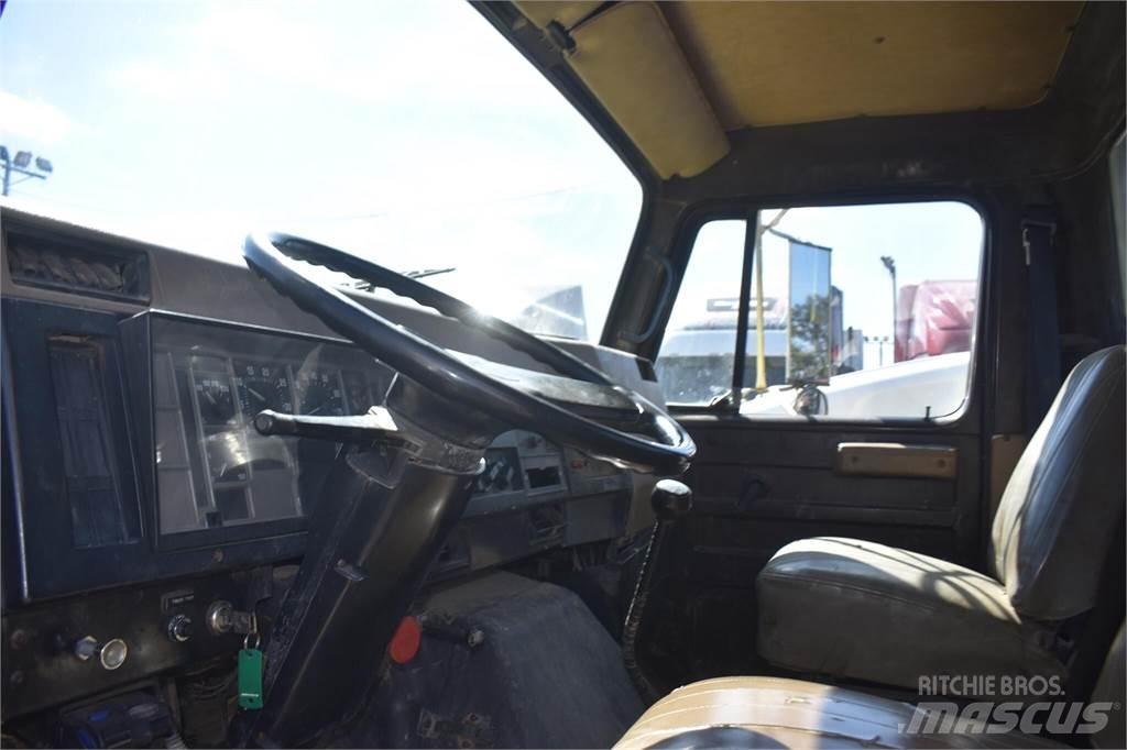 International 4900 Pašizgāzējs