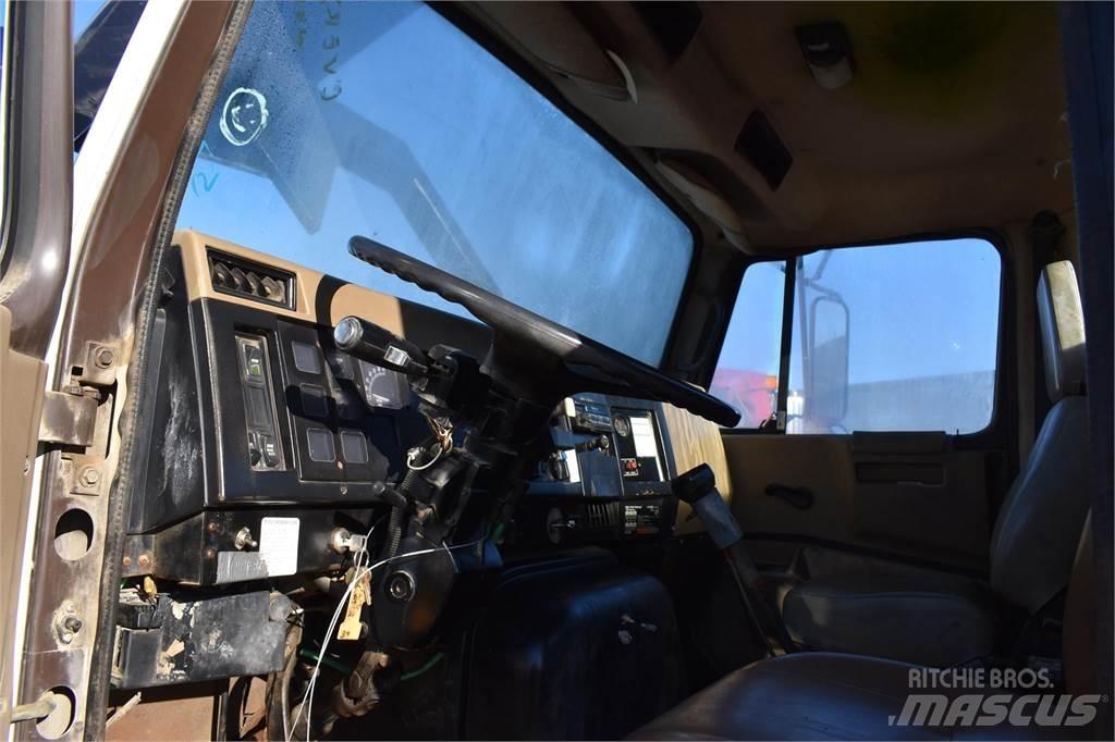 International 8200 Smagās mašīnas ar celtni