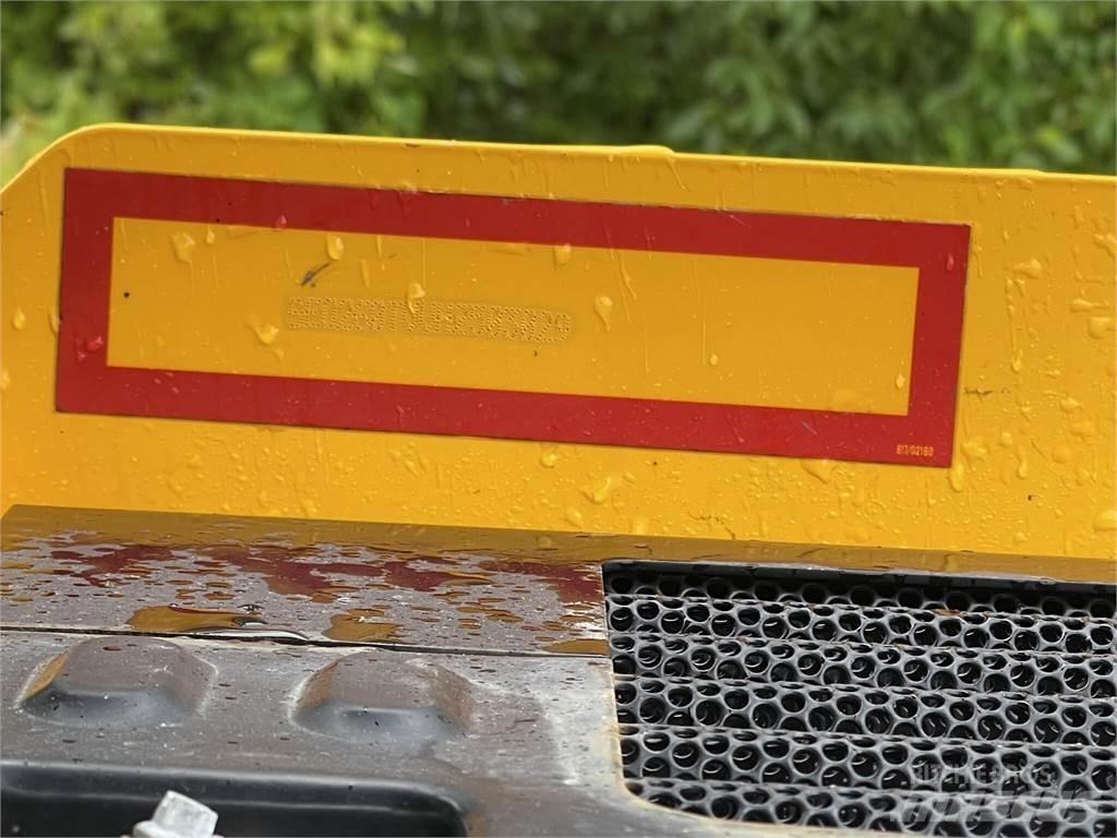 JCB 260T Lietoti riteņu kompaktiekrāvēji