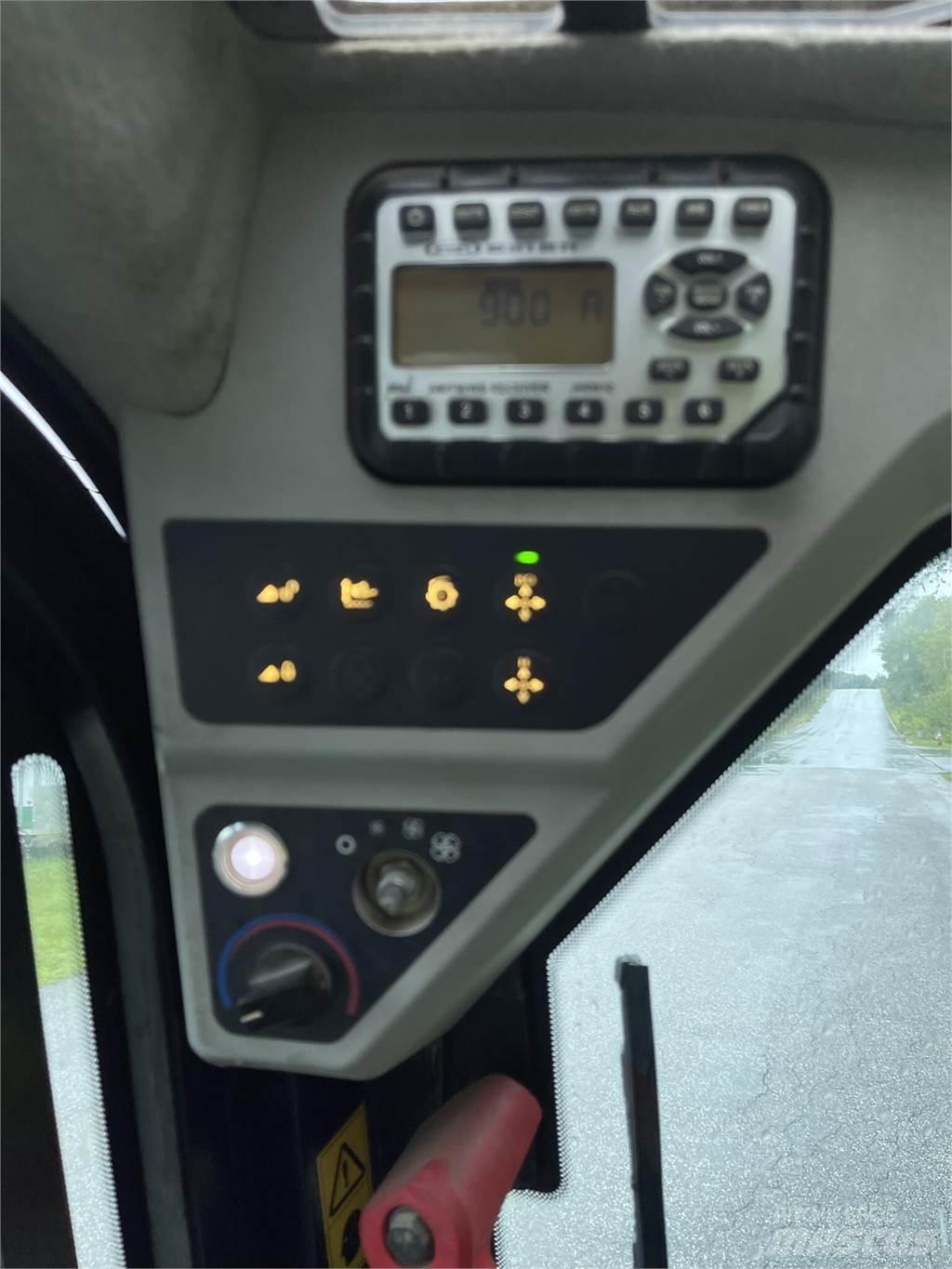 JCB 260T Lietoti riteņu kompaktiekrāvēji