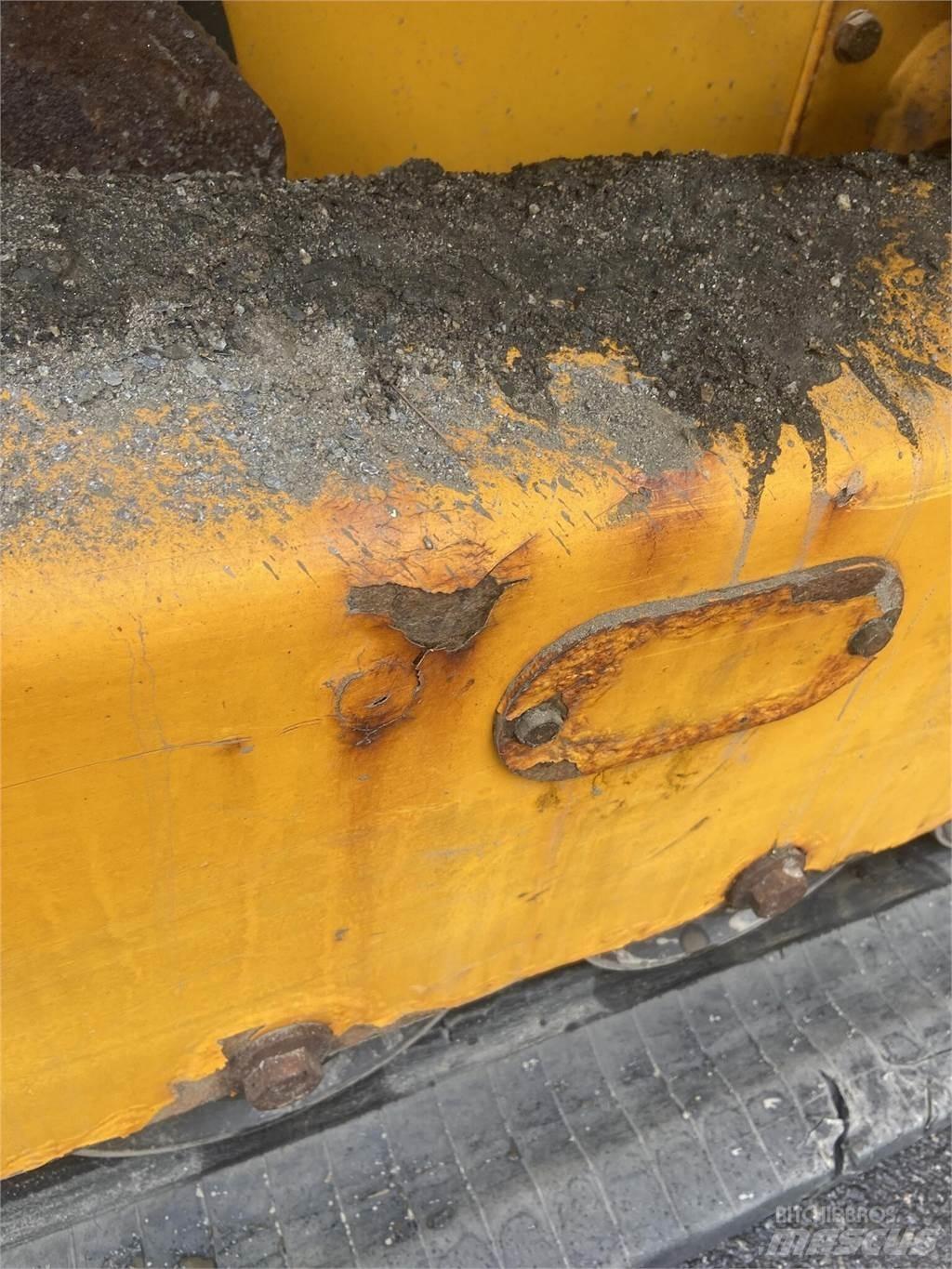 JCB 260T Lietoti riteņu kompaktiekrāvēji