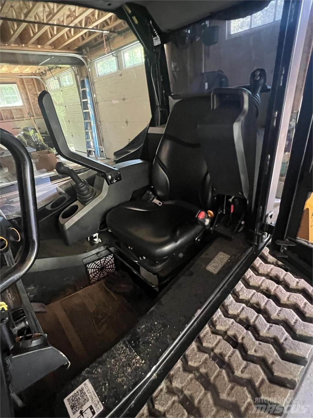 JCB 270T Lietoti riteņu kompaktiekrāvēji