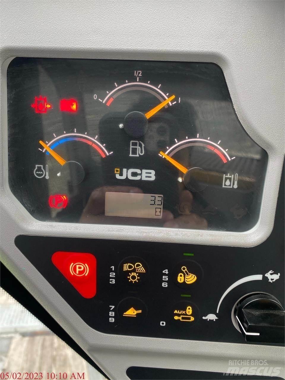 JCB 300 Lietoti riteņu kompaktiekrāvēji