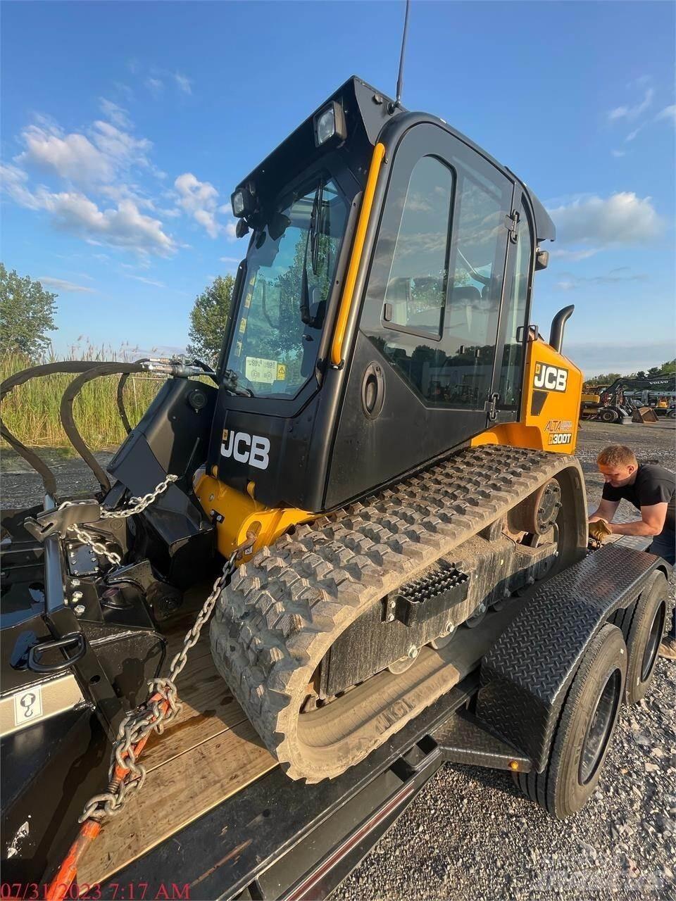 JCB 300T Lietoti riteņu kompaktiekrāvēji