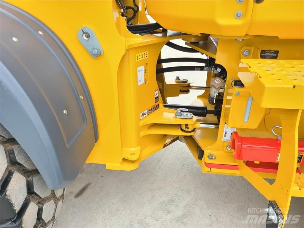 John Deere 524P Iekrāvēji uz riteņiem