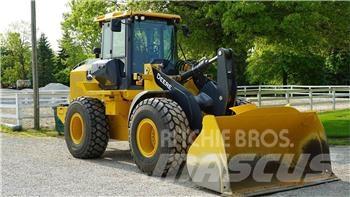 John Deere 524P Iekrāvēji uz riteņiem