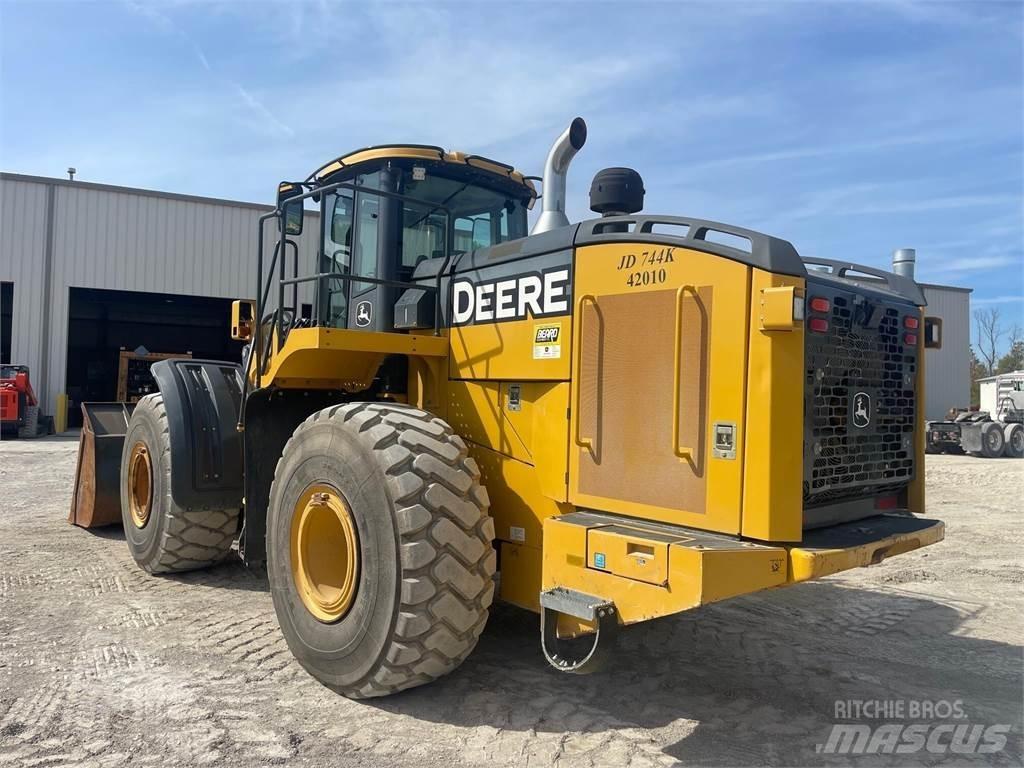 John Deere 744K Iekrāvēji uz riteņiem