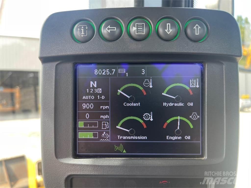 John Deere 744K Iekrāvēji uz riteņiem