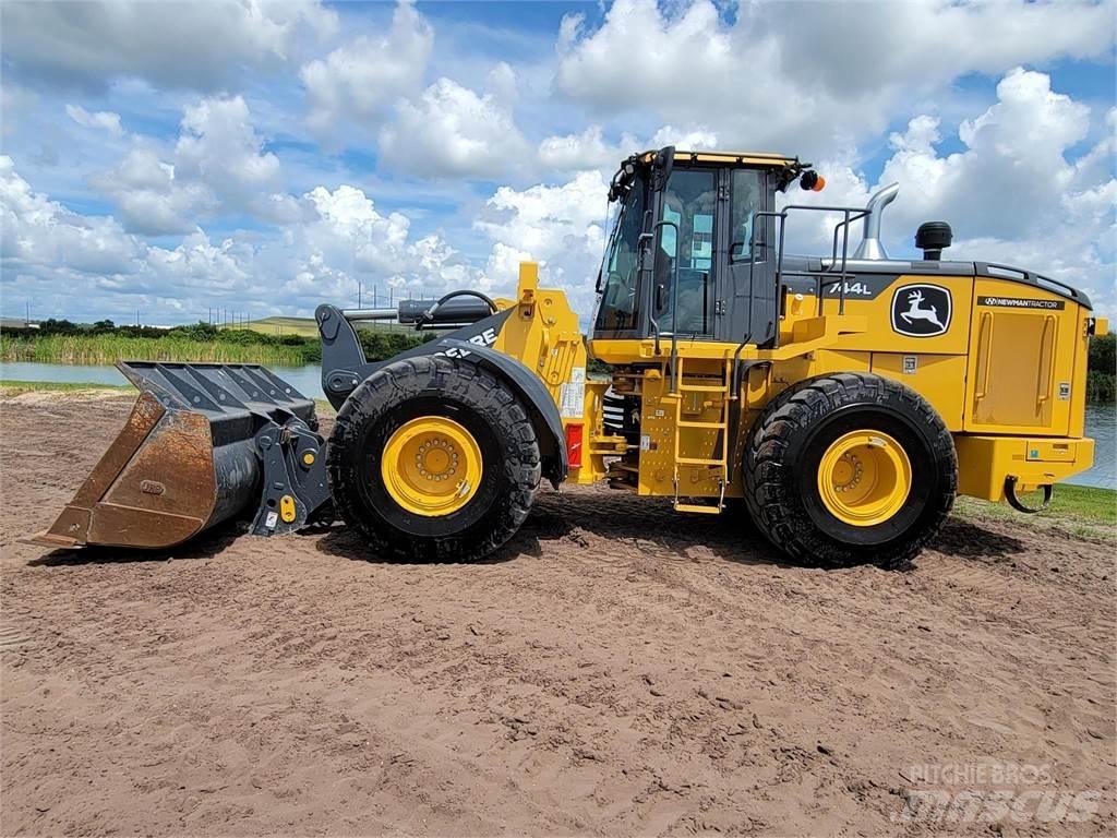 John Deere 744L Iekrāvēji uz riteņiem
